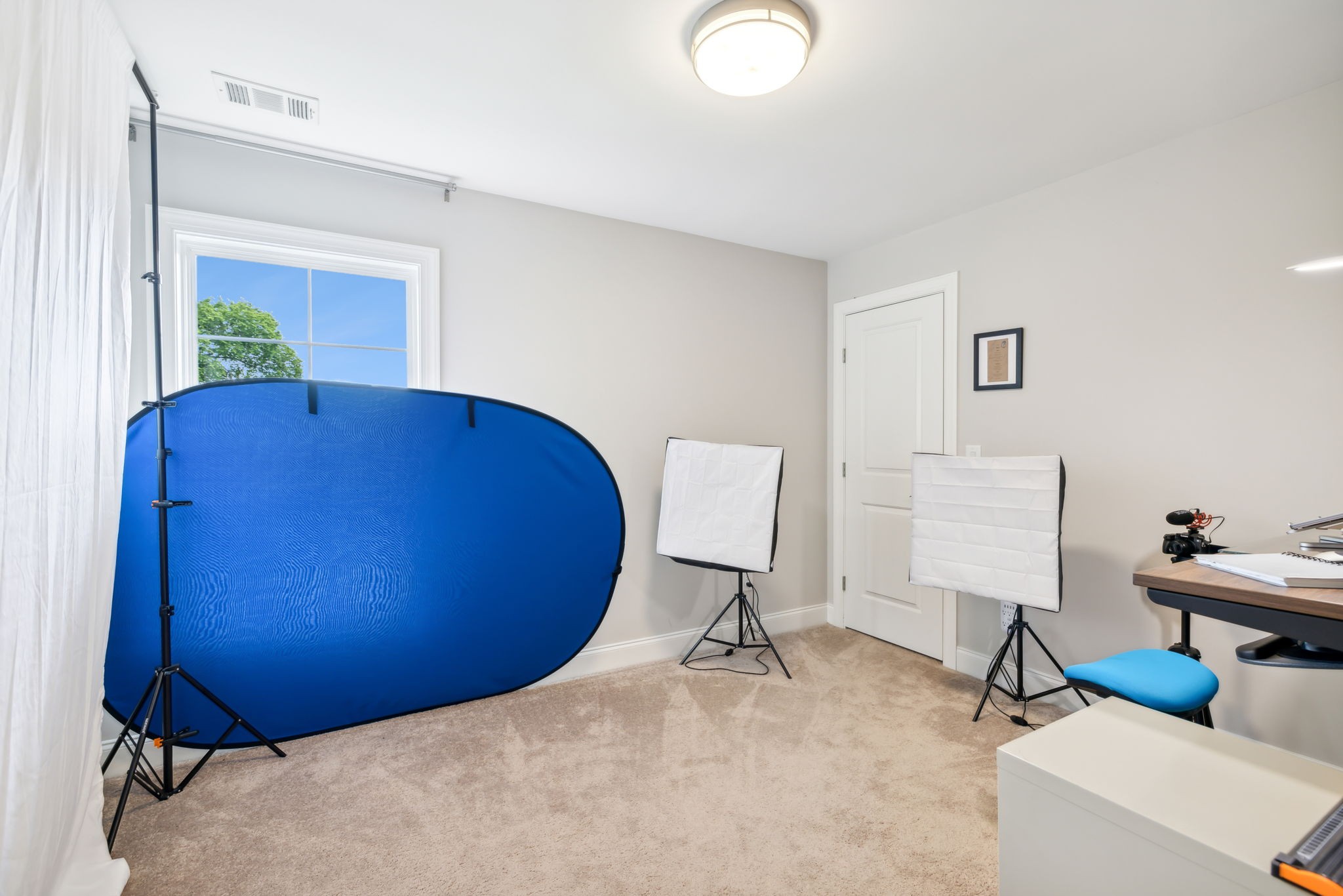 948 Glass Street Franklin, TN 37064 - Photo 25 of 40 a view of workspace with a couch