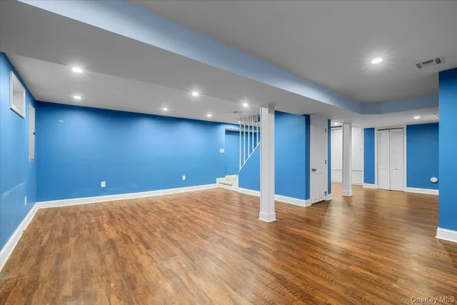 a view of a house with yard and tree s