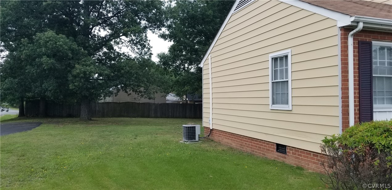 11524 Genito Road Midlothian, VA 23112 - Photo 4 of 31 a view of a back yard of the house