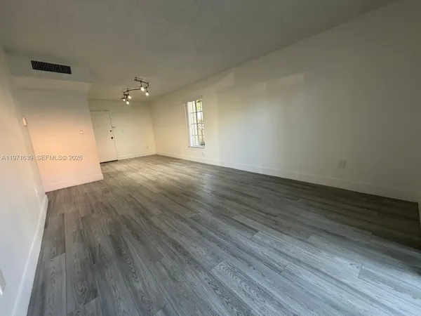 $1,900 | 5102 Northwest 79th Avenue, Unit 105, Doral, FL 33166