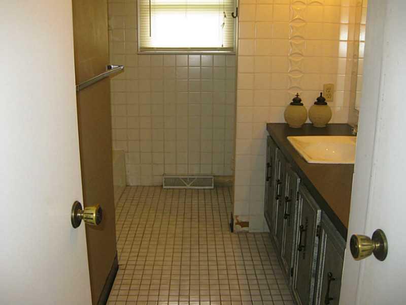 984 Barclay Road Indiana, PA 15701 - Photo 5 of 6 Full Bath.
