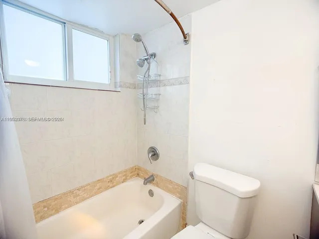 $1,900 | 2430 Northeast 135th Street, Unit 101, North Miami, FL 33181