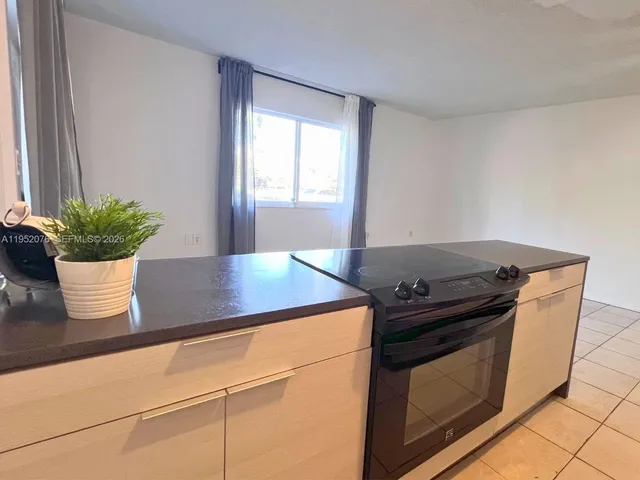 $1,900 | 2430 Northeast 135th Street, Unit 101, North Miami, FL 33181