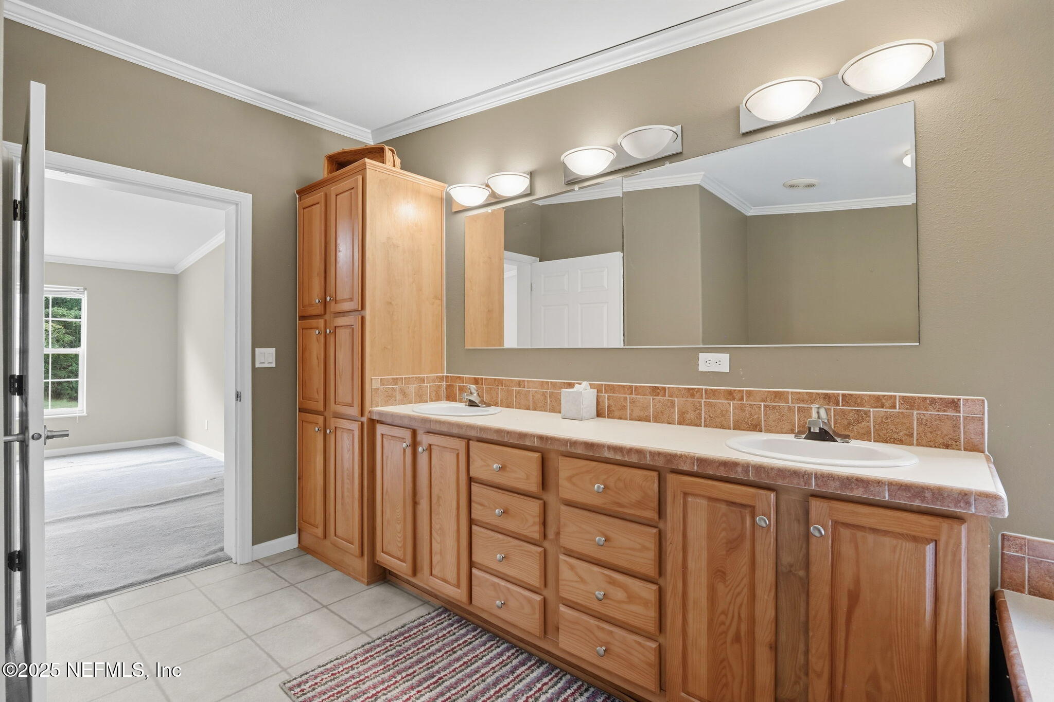 2054 Louie Carter Road Jacksonville, FL 32234 - Photo 16 of 32 a bathroom with a tub a sink and mirror