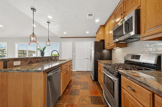 $1,825 | 115 12th Street, San Leon, TX 77539