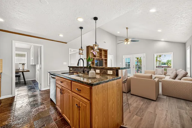 $1,825 | 115 12th Street, San Leon, TX 77539