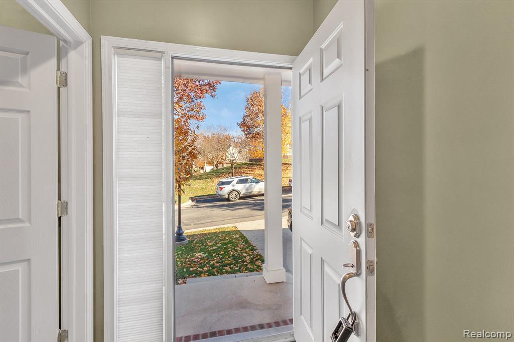 730 East Bluff Court Rochester Hills, MI 48306 - Photo 4 of 34