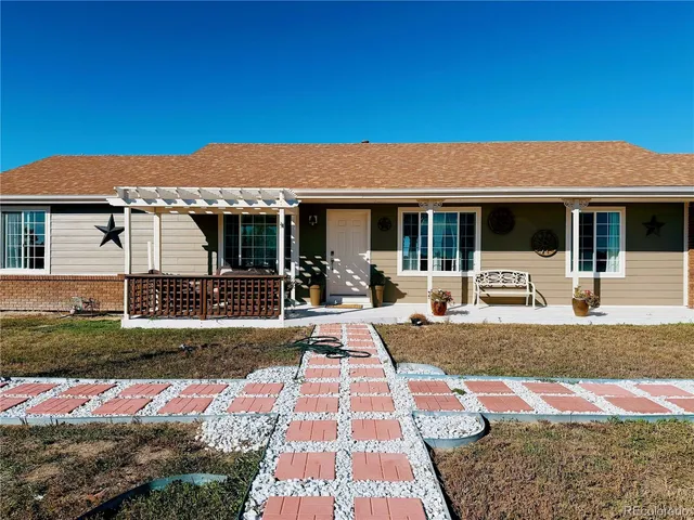 a view of a house with backyard