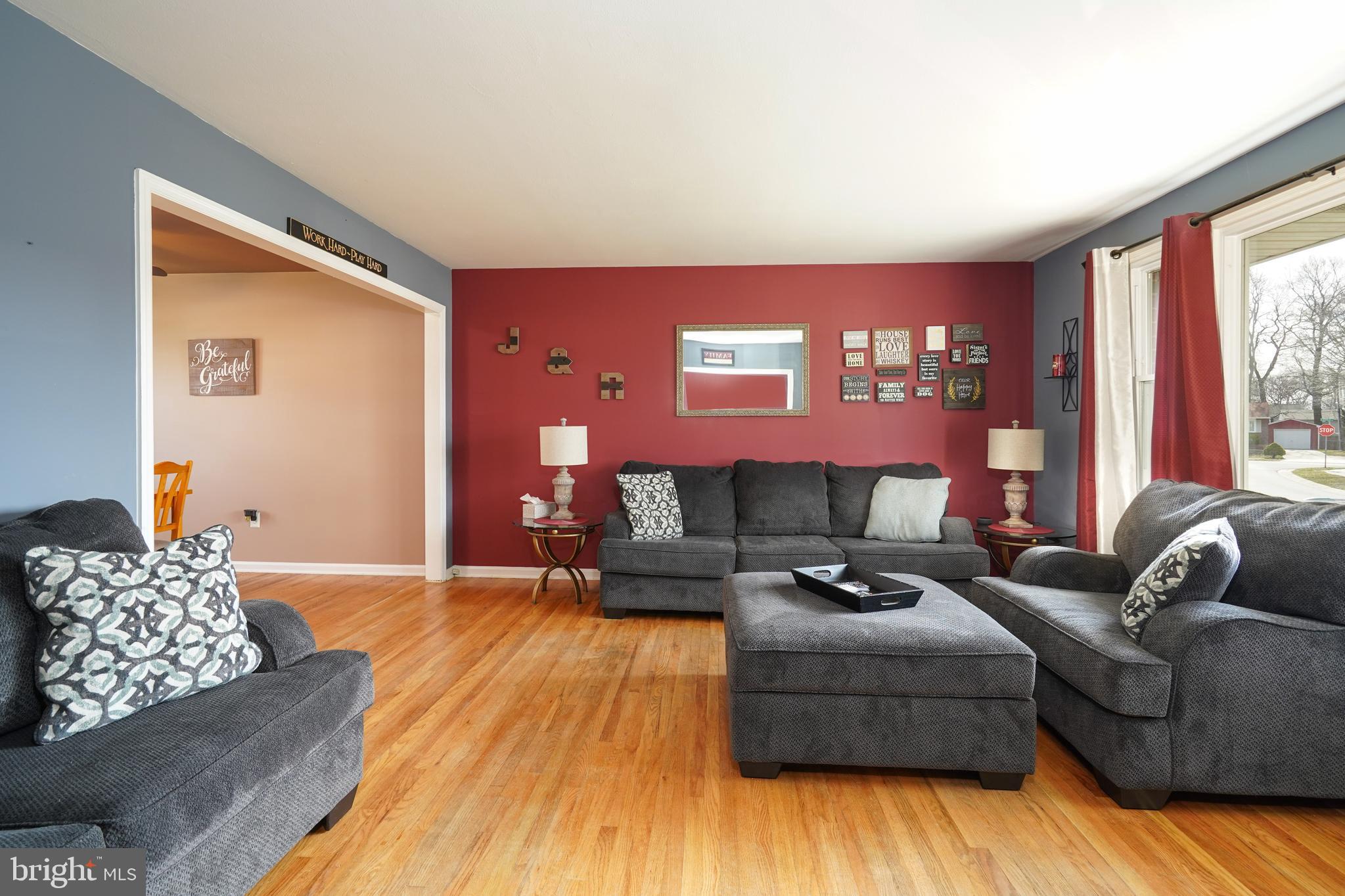 1136 Musket Road Newark, DE 19713 - Photo 4 of 16 a living room with furniture and a large window