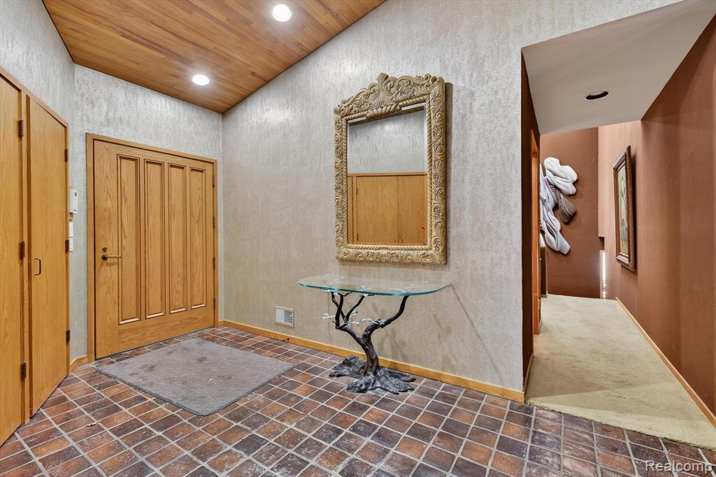 2551 Patterson Lake Road Pinckney, MI 48169 - Photo 20 of 95