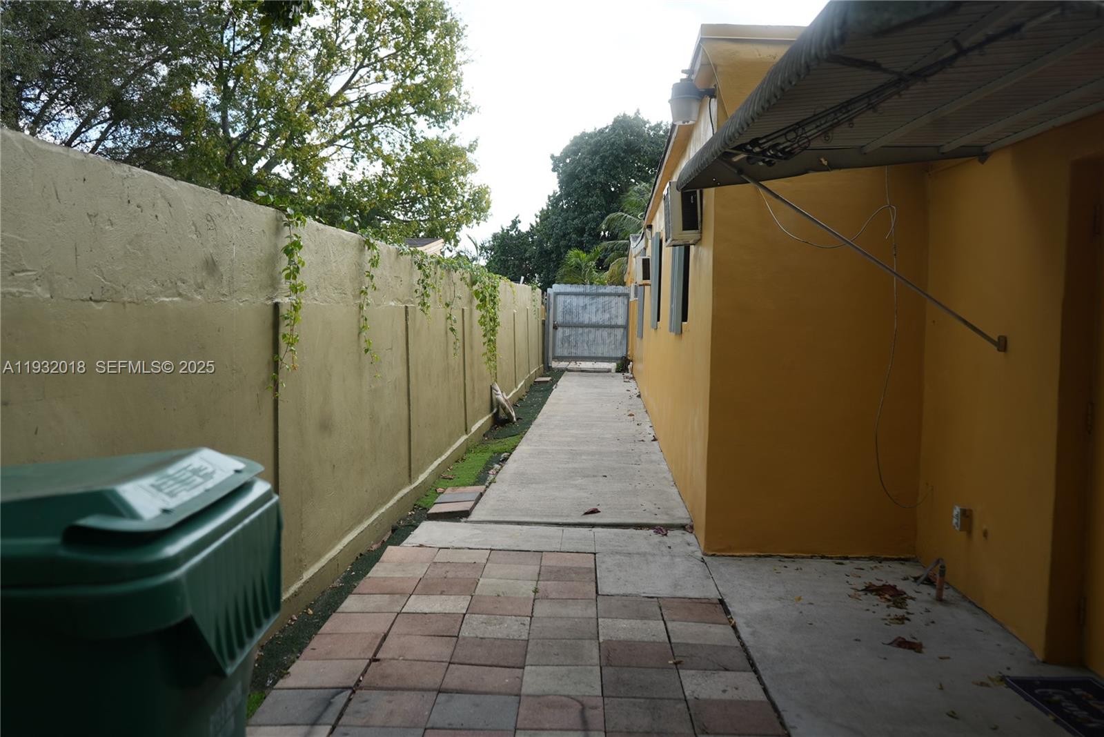 3285 Northwest 97th Street Miami, FL 33147 - Photo 35 of 44 a backyard of a house