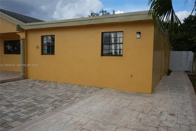 a view of backyard of the house