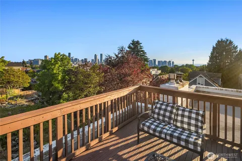 $1,150,000 | 524 12th Avenue East, Unit 301, Seattle, WA 98102