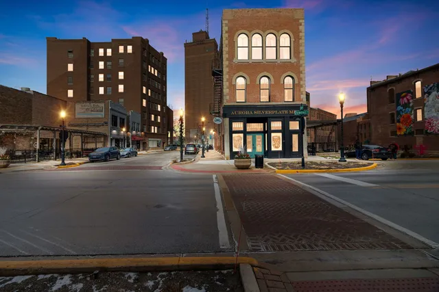 $1,600 | 6 East Downer Place, Unit 200, Aurora, IL 60506