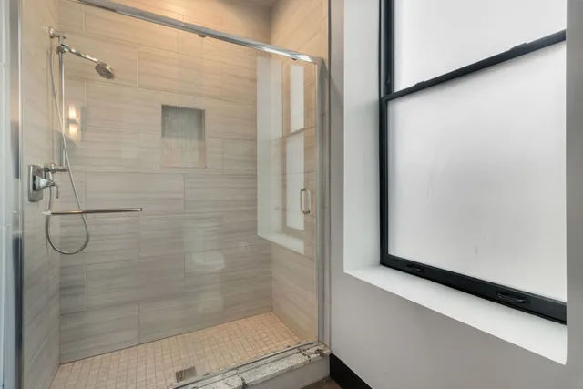 $1,600 | 6 East Downer Place, Unit 200, Aurora, IL 60506