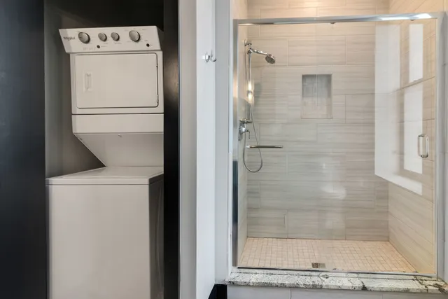 $1,600 | 6 East Downer Place, Unit 200, Aurora, IL 60506