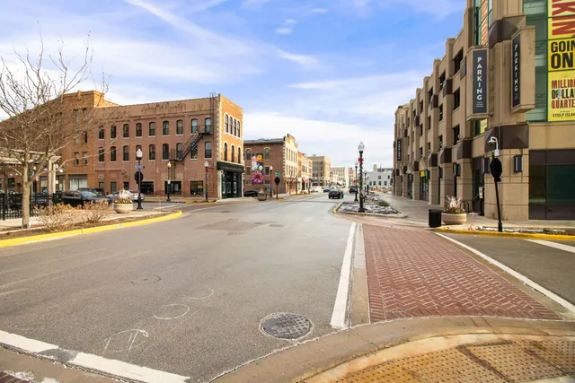 $1,600 | 6 East Downer Place, Unit 200, Aurora, IL 60506