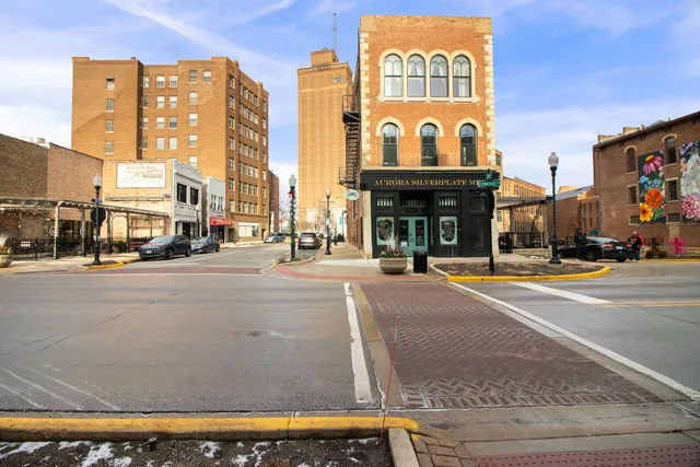 $1,600 | 6 East Downer Place, Unit 200, Aurora, IL 60506