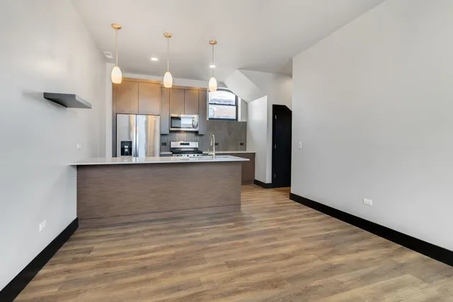 $1,600 | 6 East Downer Place, Unit 200, Aurora, IL 60506