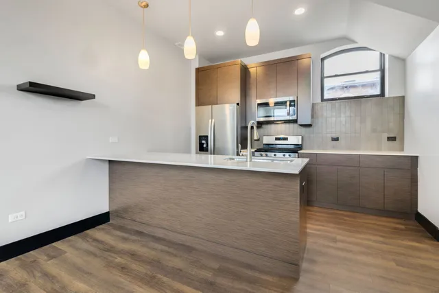 $1,600 | 6 East Downer Place, Unit 200, Aurora, IL 60506