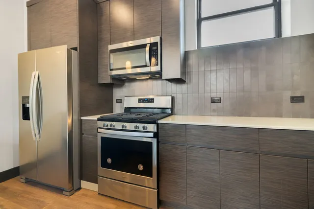 $1,600 | 6 East Downer Place, Unit 200, Aurora, IL 60506