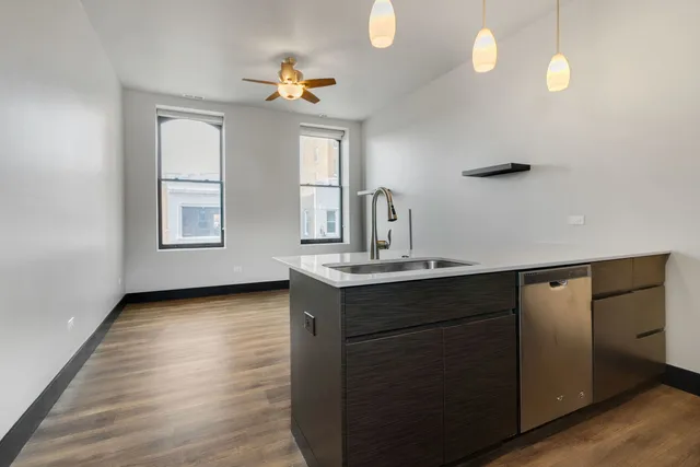 $1,600 | 6 East Downer Place, Unit 200, Aurora, IL 60506