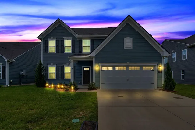 a view of a house with a yard