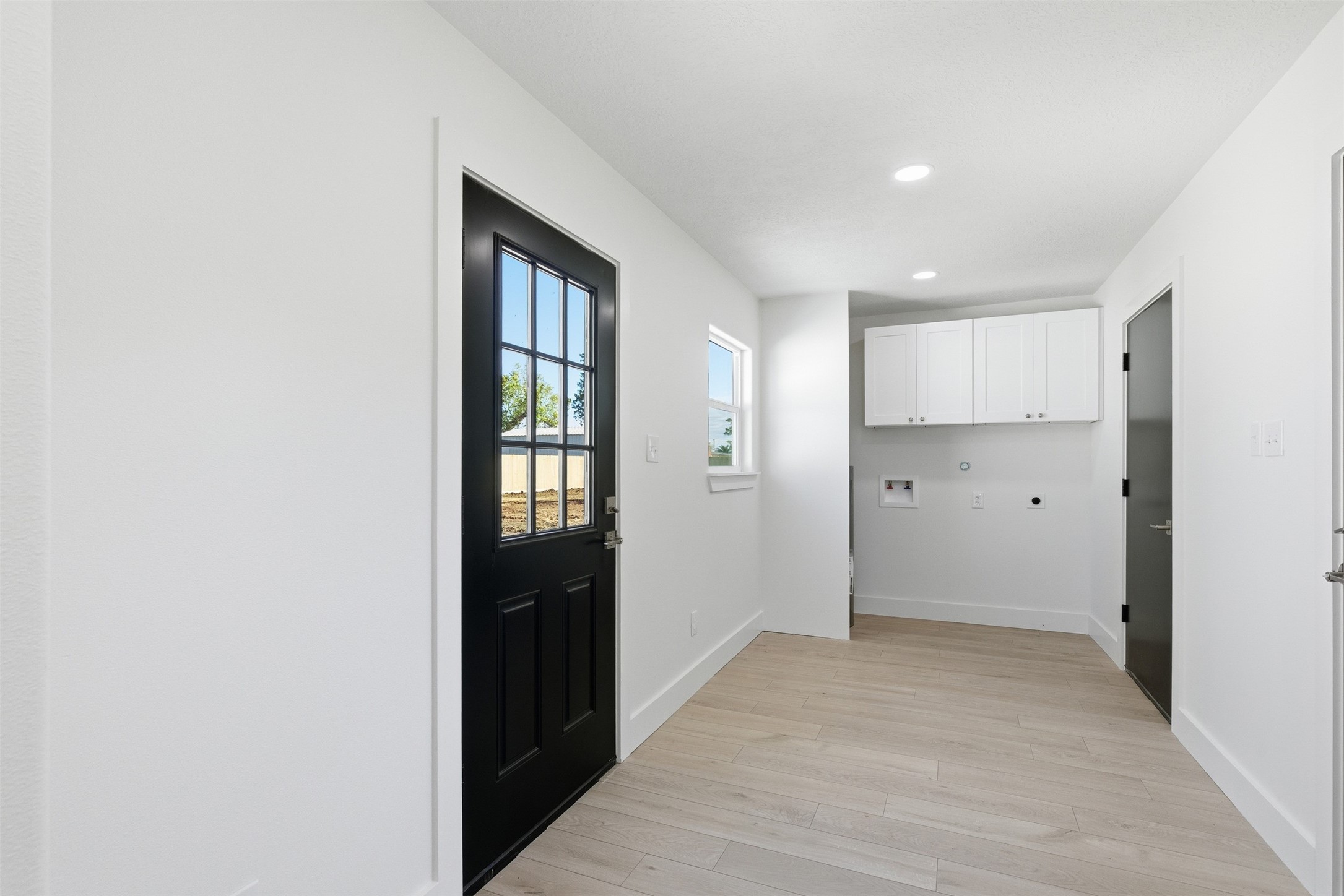 10036 Tri City Beach Road Baytown, TX 77523 - Photo 12 of 32 Attached laundry room