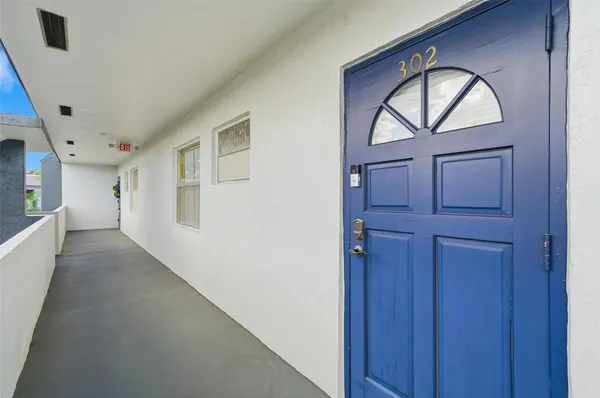 a view of empty room with windows and closet