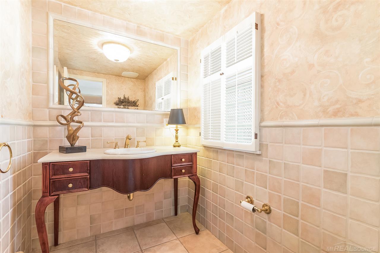 621 South Oxford Road Grosse Pointe, MI 48236 - Photo 24 of 57 50016800-23.JPG