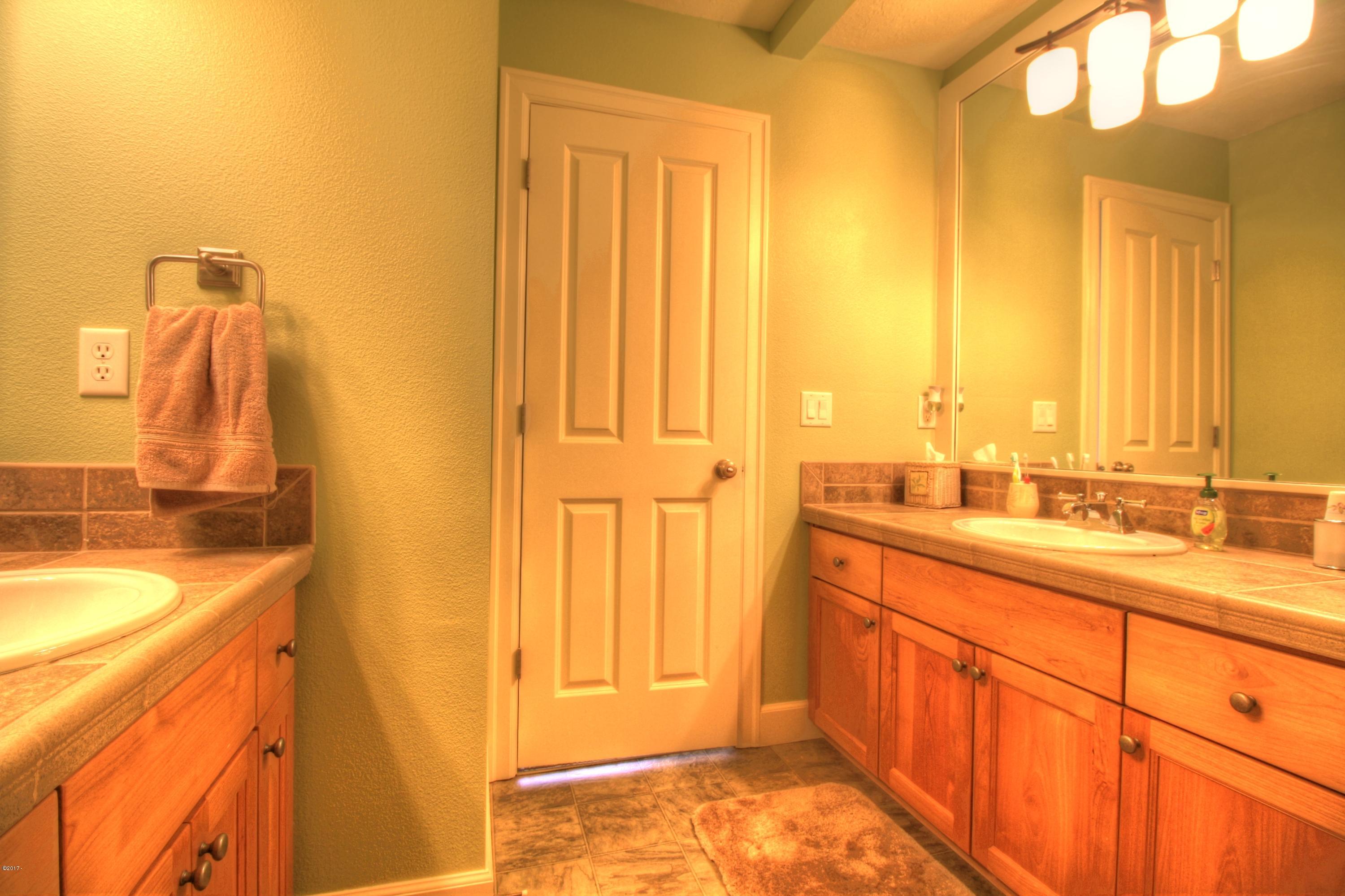 230 Southwest 60th Loop Newport, OR 97366 - Photo 26 of 42 Guest Bath 3