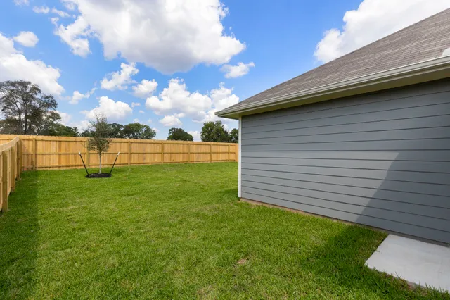 a view of a backyard