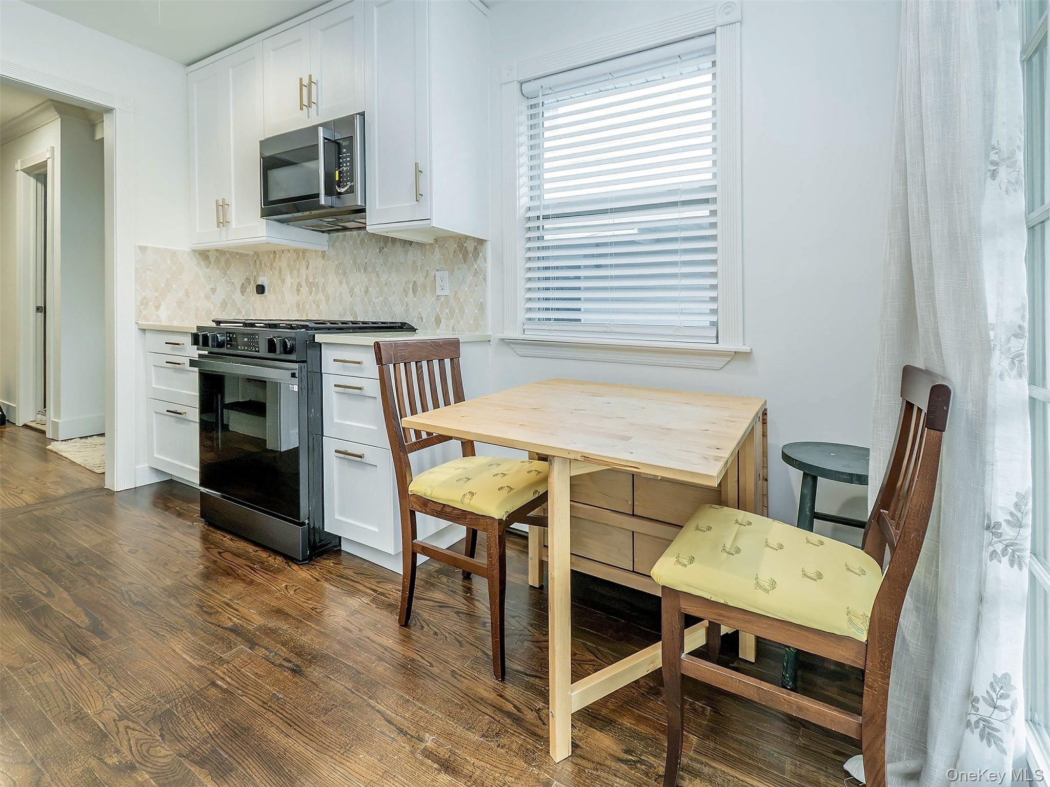 37 Dunwood Road, Unit B Port Washington, NY 11050 - Photo 5 of 27