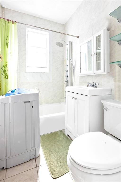 449 Ave Y Brooklyn, NY 11223 - Photo 20 of 25 a bathroom with a sink a toilet and bathtub