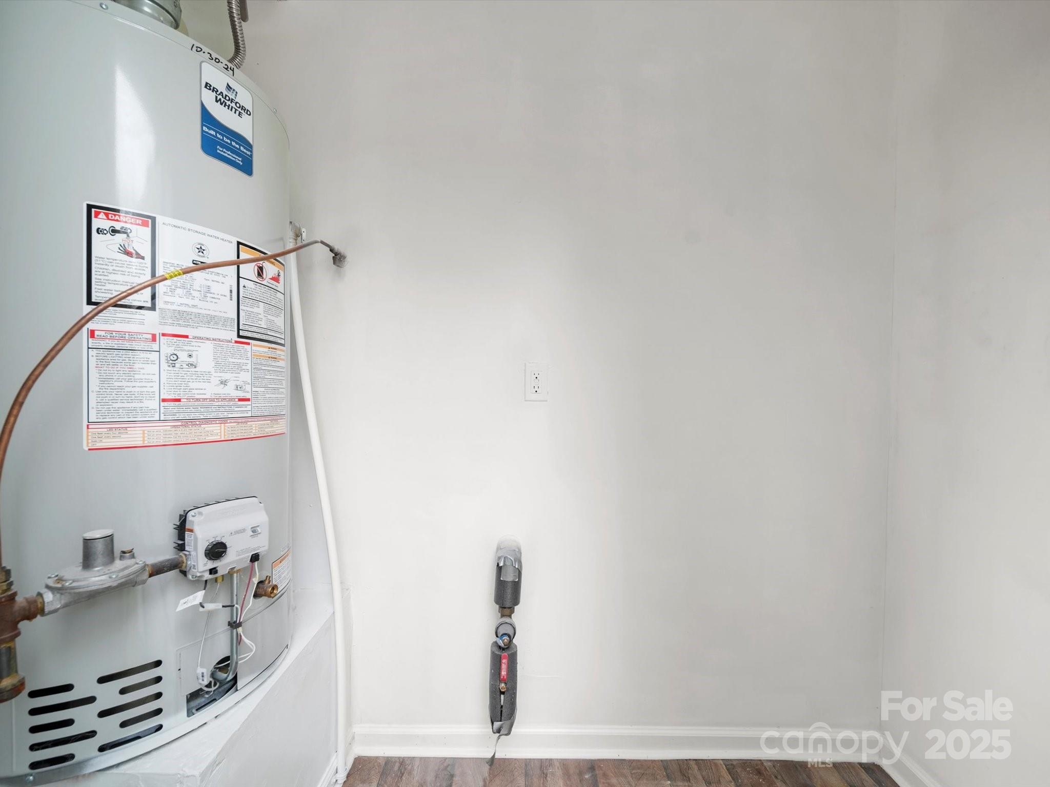 6420 Sunman Road Charlotte, NC 28216 - Photo 39 of 43 a bathroom with a bathtub and shower