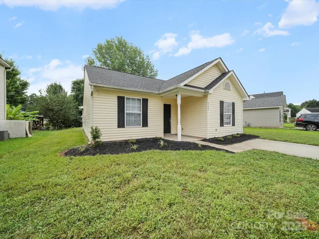 a view of a house with a yard