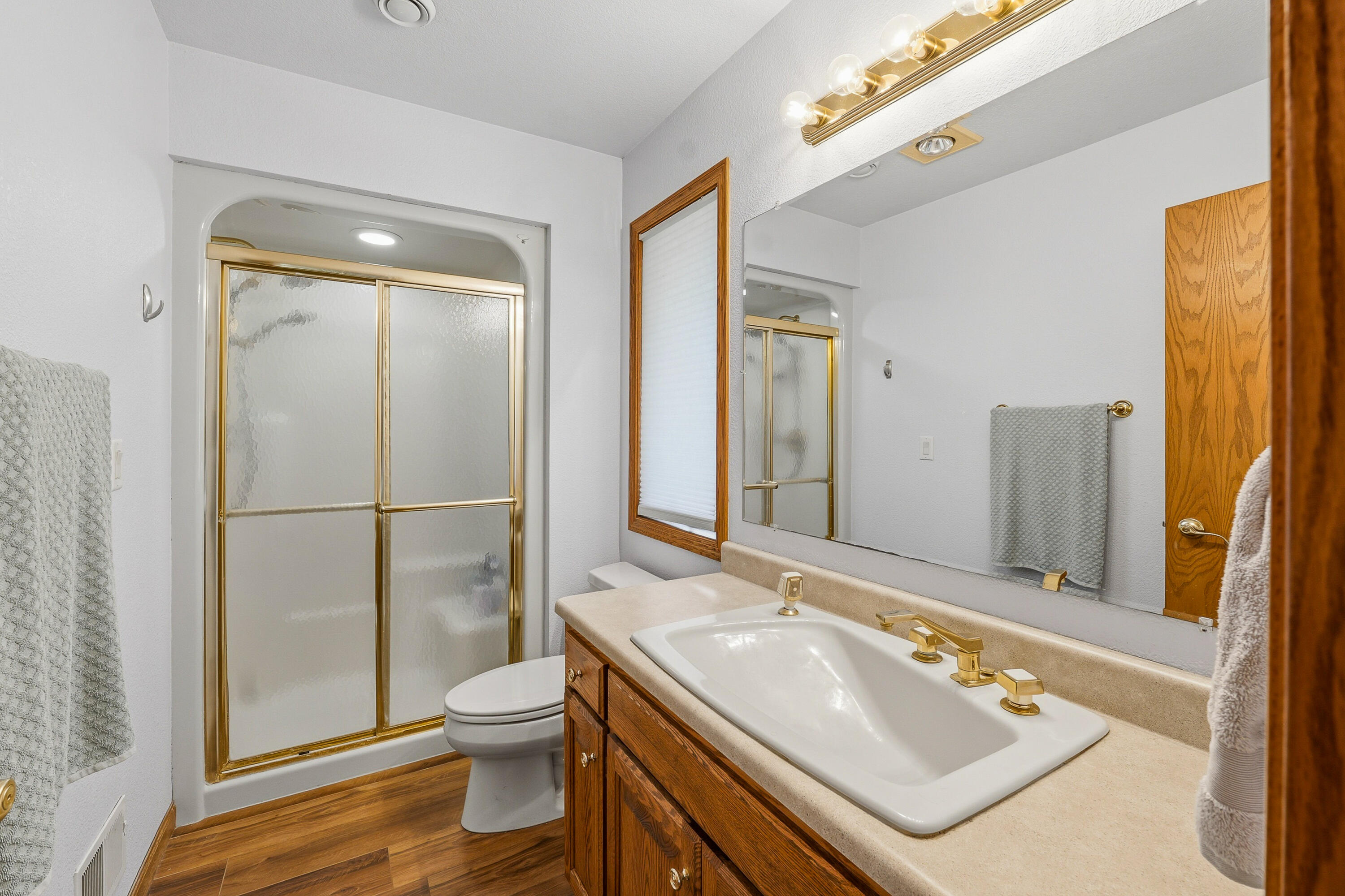 1616 Sandstone Lane Howards Grove, WI 53083 - Photo 17 of 47 Primary Full Bathroom