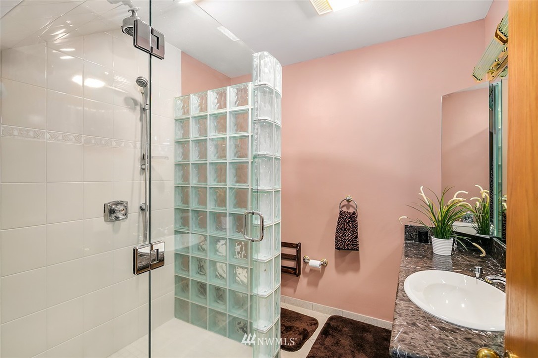 26825 Hake Road Southwest Vashon, WA 98070 - Photo 15 of 25 Gallery Image 15
