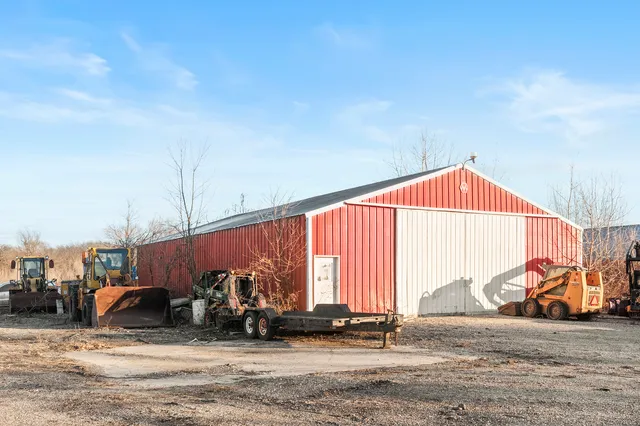 a view of a house with backyard
