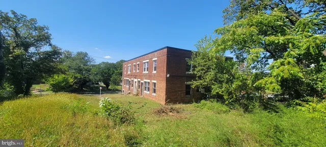 a view of a back yard of the house