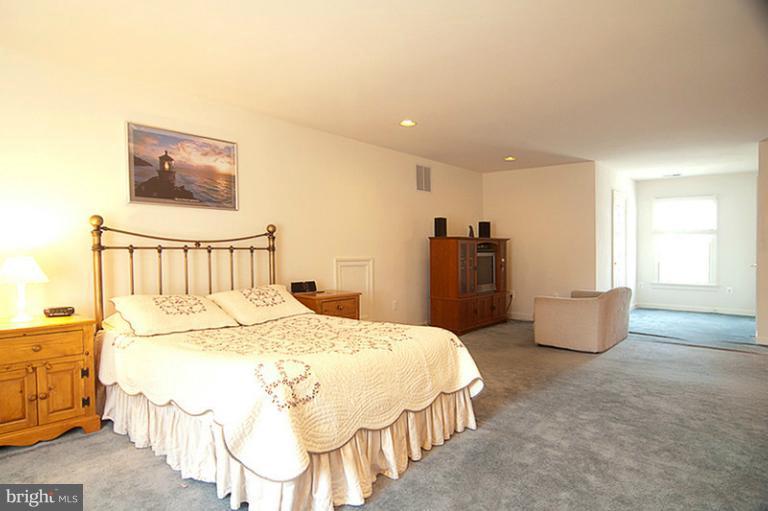 5622 Greentree Road Bethesda, MD 20817 - Photo 10 of 26 Loft Bedroom #5 Suite with Sitting Area