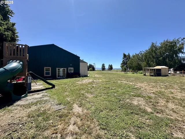 a view of a back yard