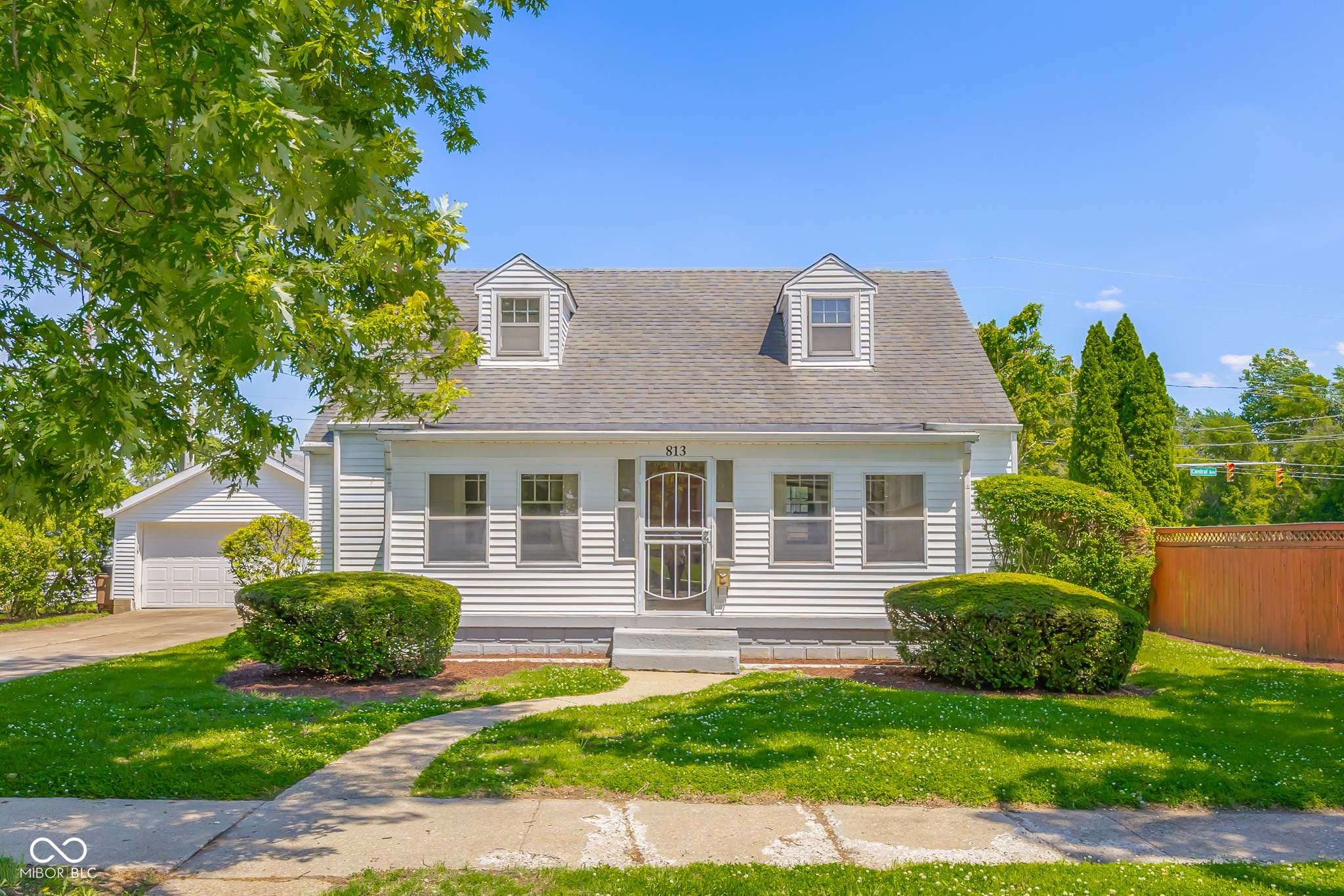 813 Central Place Columbus, IN 47201 - Photo 2 of 43