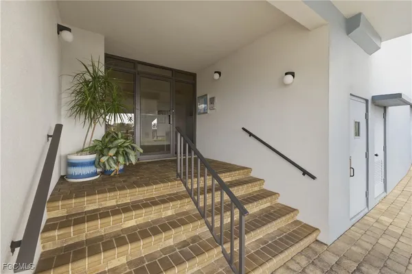 a view of entryway with a front door