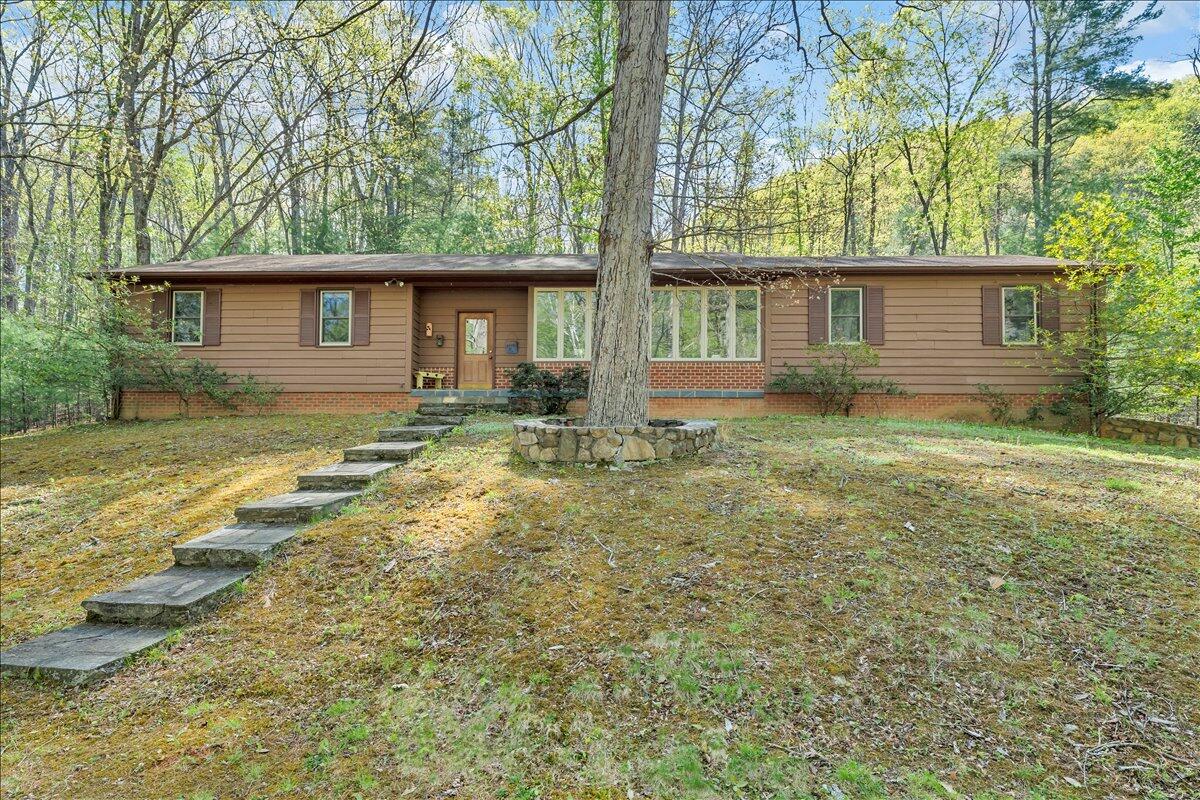 a view of a house with a yard