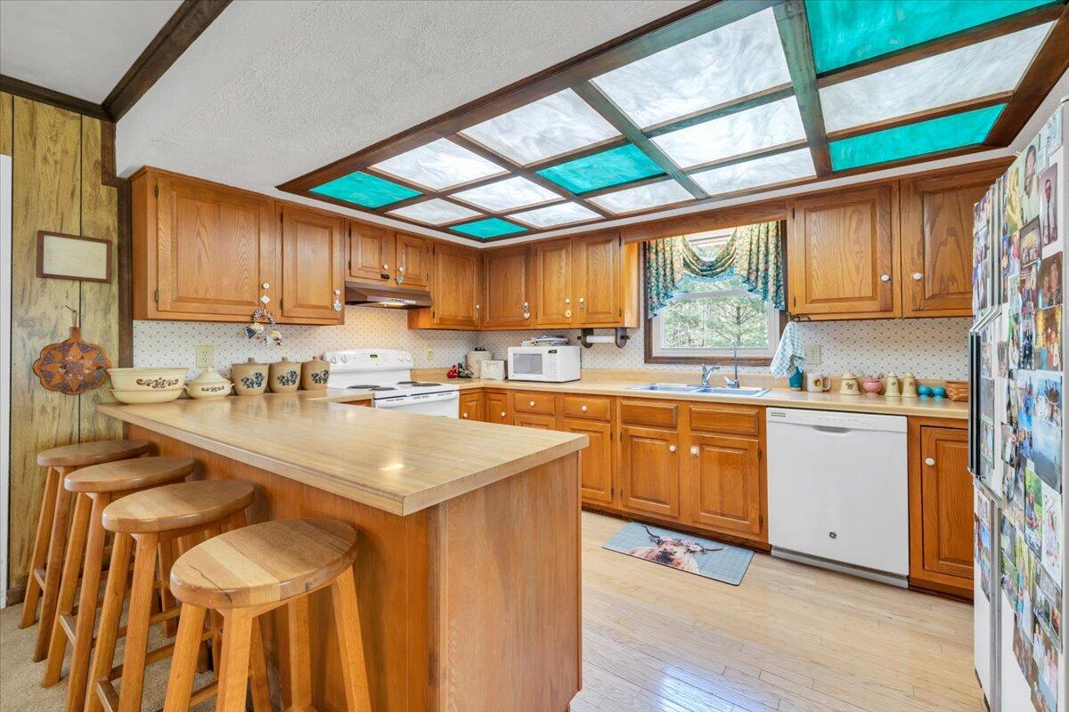 3878 Harborwood Road Salem, VA 24153 - Photo 20 of 60 a kitchen with stainless steel appliances granite countertop a sink a stove and a refrigerator