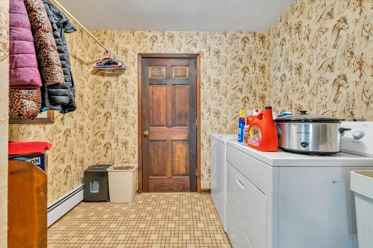 3878 Harborwood Road Salem, VA 24153 - Photo 41 of 60 a bathroom with a sink a toilet and shower