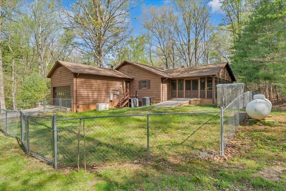3878 Harborwood Road Salem, VA 24153 - Photo 44 of 60 a front view of a house with garden