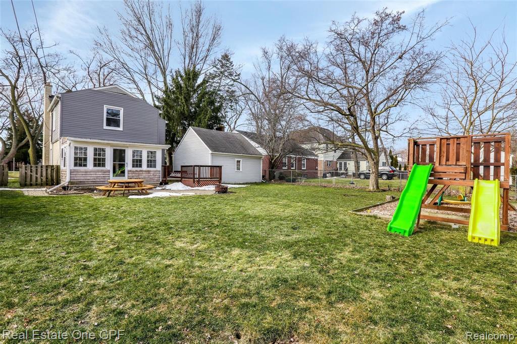 1094 Roslyn Road Grosse Pointe Woods, MI 48236 - Photo 36 of 41