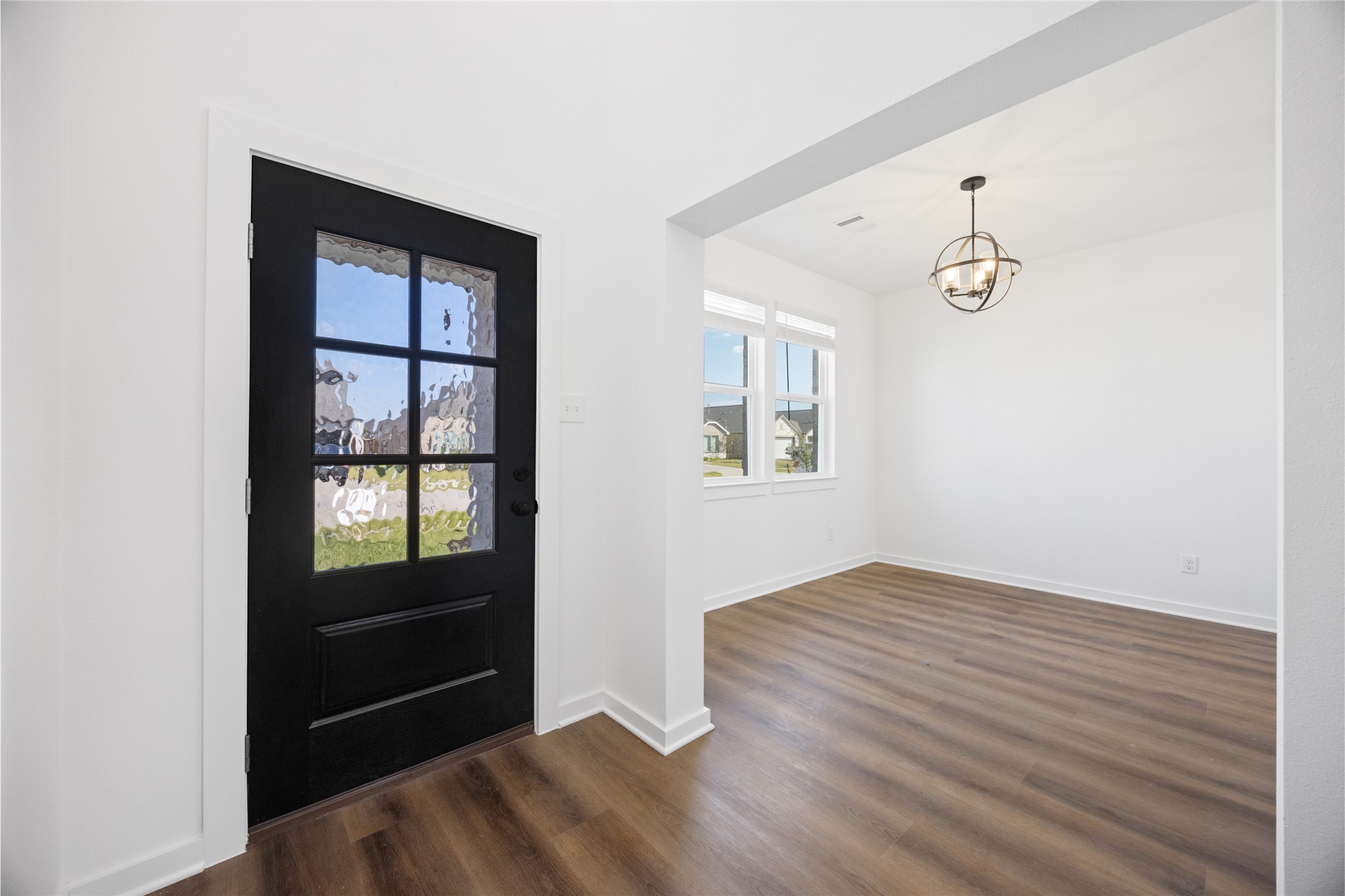 8326 Amethyst Valley Lane Angleton, TX 77515 - Photo 4 of 38 an empty room with windows and closet